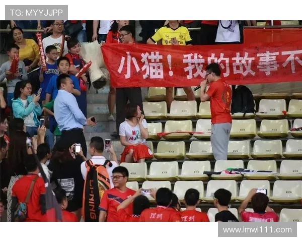 足球明星与重庆女友的浪漫故事揭示了爱情与梦想的交织之美