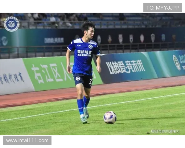 足球明星赛后专访分享心路历程与比赛背后的故事