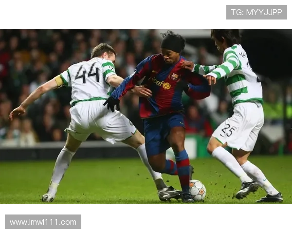 足球明星挥手瞬间集锦全景展示与背后故事分享