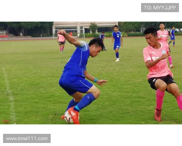 拿茶壶的足球明星如何在绿茵场上展现独特魅力与风采 拿茶壶的足球明星如何在绿茵场上展现独特魅力与风采